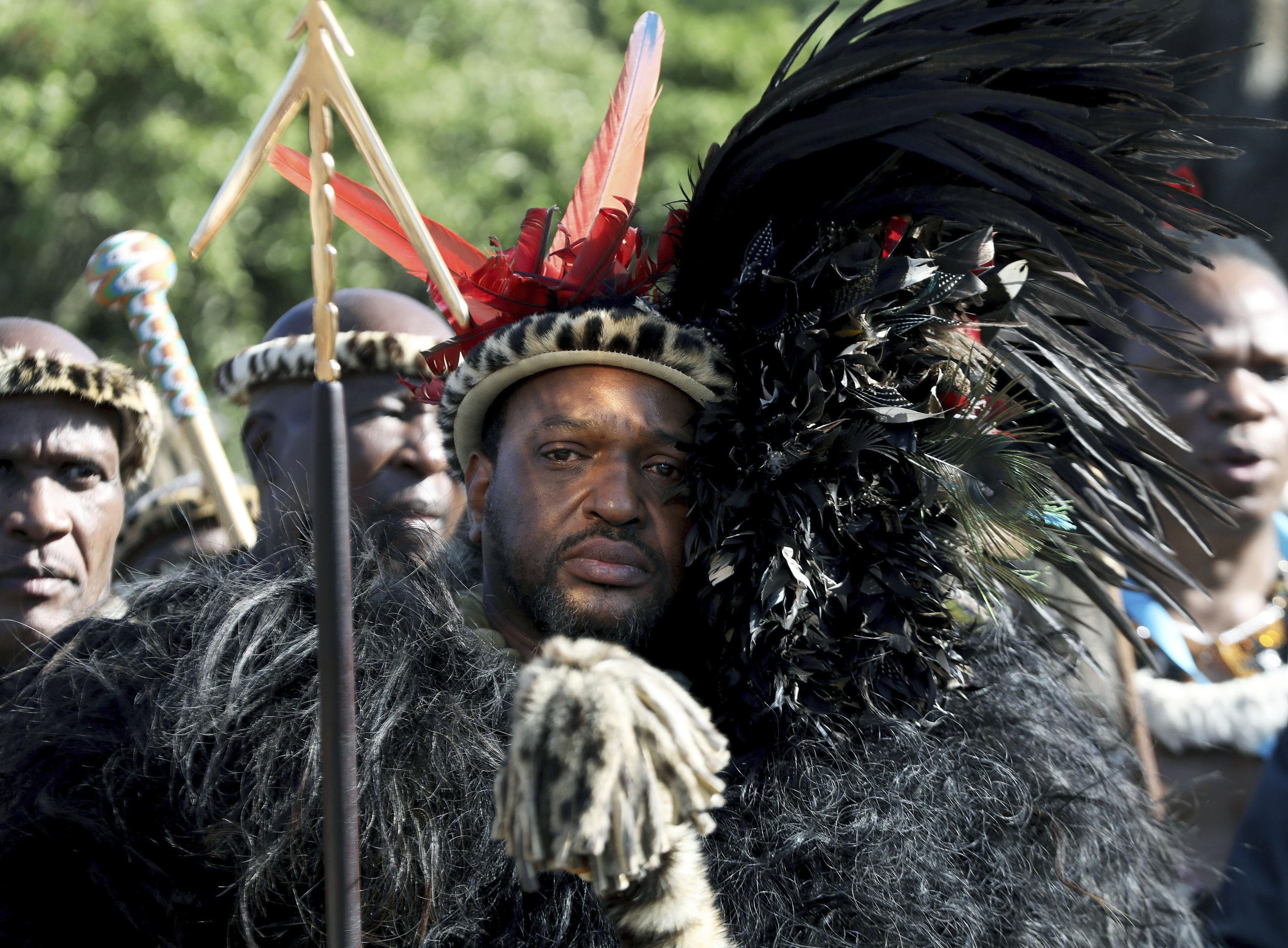 Le nouveau roi de la nation zouloue d’Afrique du Sud rejette ses rivaux