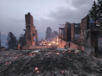 Los restos de una casa luego de un incendio forestal en la localidad de Ruidoso, Nuevo México, el miércoles 13 de abril de 2022. (Alexander Meditz vía AP)