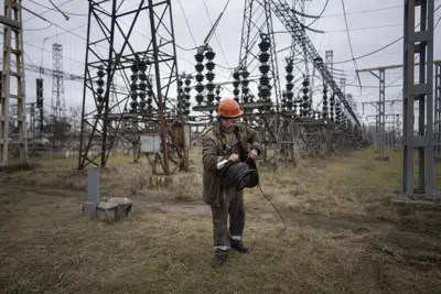 Un trabajador trata de reparar los daños tras un ataque ruso en el centro de Ucrania el 5 de enero de 2023. (Foto AP/Evgeniy Maloletka)