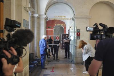 Periodistas esperan afuera de una sala judicial donde es procesado Damien Tarel, un hombre de 28 años que hace unos días abofeteó al presidente francés Emmanuel Macron, en Valence, Francia, el 10 de junio de 2021. (AP Foto/Laurent Cirpriani)