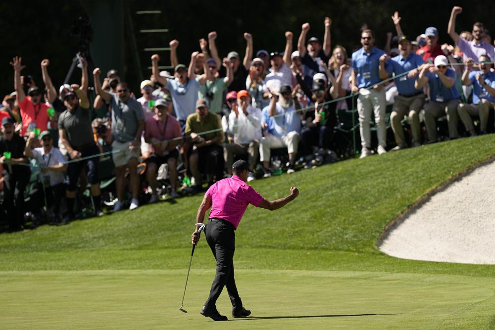 Tiger Woods levanta el puño después de un putt para birdie en el green 16 durante la primera ronda del torneo de golf Masters el jueves 7 de abril de 2022 en Augusta, Georgia (AP Photo/David J. Phillip)