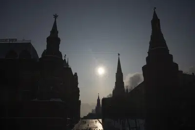 ARCHIVO - La foto muestra la Plaza Roja prácticamente desierta, cerrada por razones de seguridad antes del discurso anual del presidente Vladimir Putin, Moscú, 21 de febrero de 2023. (AP Foto/Alexander Zemlianichenko, File)