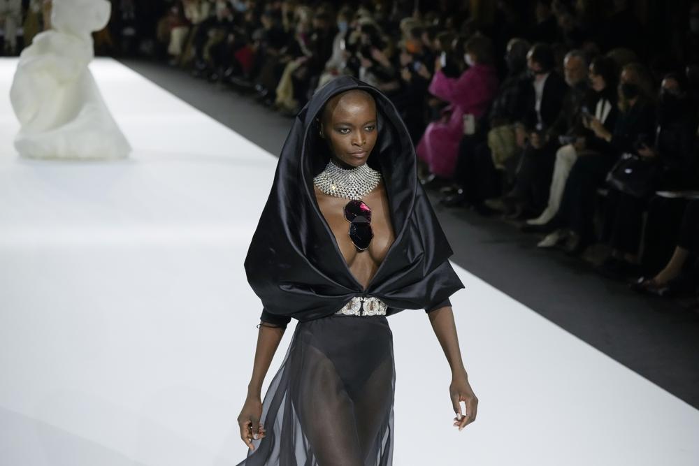 Una modelo luce una creación para la colección de alta costura Primavera-Verano 2022 de Stephane Rolland, en París, el martes 25 de enero de 2022. (Foto AP/Francois Mori)