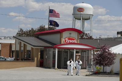 Fotografía de archivo del 7 de mayo de 2020 de trabajadores saliendo de una planta procesadora de puerco de Tyson Foods en Logansport, Indianápolis. (AP Foto/Michael Conroy, Archivo)