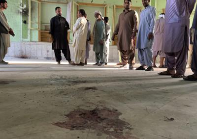 Manchas de sangre dentro de una mezquita luego de un ataque suicida con explosivos en la ciudad de Kandahar, en el suroeste de Afganistán, el viernes 15 de octubre de 2021. (AP Foto/Sidiqullah Khan)