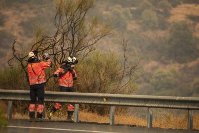 Bomberos trabajan en un incendio forestal en Estepona, España, el jueves 9 de septiembre de 2021. (Foto AP/Sergio Rodrigo)
