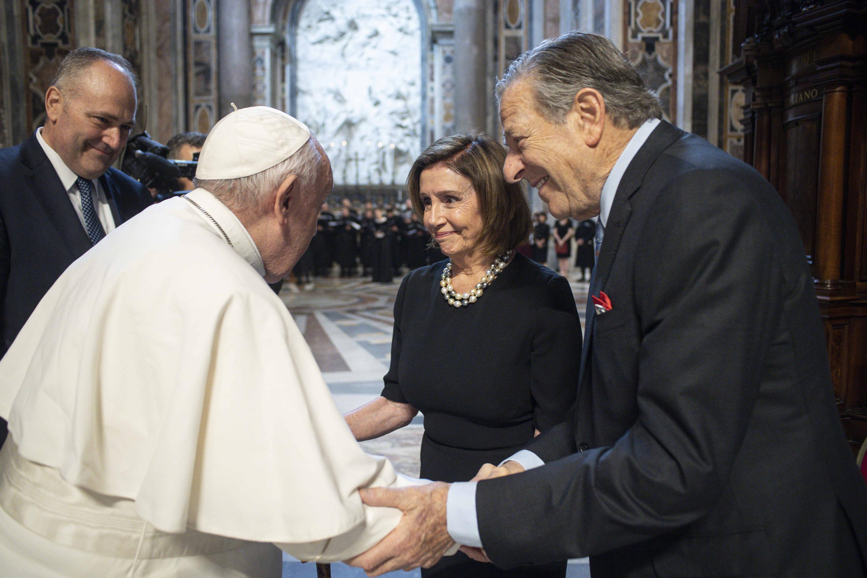 Underholde hval Mælkehvid Pelosi receives Communion in Vatican amid abortion debate | AP News