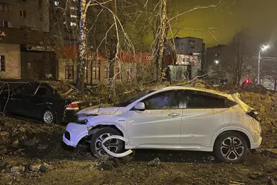 Esta foto publicada por el canal de Telegram del gobernador de la región de Belgorod, Vyacheslav Gladkov, muestra el sitio del cráter después de una explosión en Belgorod, Rusia, el viernes 21 de abril de 2023. Una gran explosión golpeó Belgorod el jueves por la noche, y el Ministerio de Defensa dijo que uno de sus aviones de combate Su-34 descargó accidentalmente municiones sobre la ciudad a unos 25 km (15 millas) de la frontera con Ucrania. El gobernador regional de Belgorod, Vyacheslav Gladkov, dijo que la explosión hirió al menos a dos personas, dañó casas y dejó un cráter de unos 20 metros (65 pies) de ancho. (Canal de telegramas del gobernador de la región de Belgorod, Vyacheslav Gladkov, vía AP)