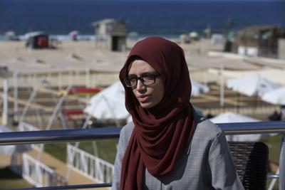 La estudiante palestina Afaf al-Najar fotografiada durante una entrevista en una playa de la Ciudad de Gaza el 3 de noviembre del 2021. Al-Najar pelea para que la dejen salir de Gaza a estudiar en Turquía, donde obtuvo una beca.  Su padre vetó su salida, al amparo de una ley aprobada por Hamas.  (Foto AP / Adel Hana)