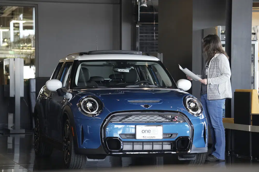 Un comprador potencial observa un sedán Cooper S 2023 en el piso de un concesionario Mini el viernes 17 de febrero de 2023 en Highlands Ranch, Colorado. Durante el año pasado, la Fed aumentó su tasa clave a corto plazo ocho veces, lo que provocó muchos tipos de préstamos comerciales y de consumo, incluidos los préstamos para automóviles, se vuelvan más caros.  (Foto AP/David Zalubowski)