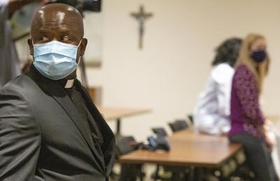 El padre Don Ajoko observa antes de una ceremonia el lunes 2 de agosto de 2021 en un centro médico de Baton Rouge, Luisiana. (AP Foto/Ted Jackson)