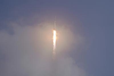 Un cohete SpaceX Falcon Heavy despega de la plataforma 39A en el Centro Espacial Kennedy en Cabo Cañaveral, Florida, el martes 1 de noviembre de 2022. (AP Photo/John Raoux)