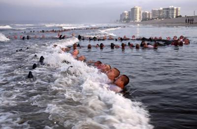 En esta imagen del 4 de mayo de 2020, aspirantes al escuadrón táctico SEAL de la Armada participan en un ejercicio de "inmersión en oleada" durante el entrenamiento de Demolición Submarina Básica/SEAL (BUD/S por sus iniciales en inglés) en el Centro de Operaciones Navales Especiales en Coronado, California. (MC1 Anthony Walker/Armada de EEUU vía AP, archivo)