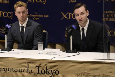 Los hermanos ucranianos Sava (derecha) y Yan Tkachov, escuchan una pregunta durante una conferencia de prensa en Tokio, el jueves 31 de marzo de 2022. Su canal de YouTube, que es popular entre los jóvenes japoneses, ha dejado de subir contenido sobre videojuegos para adoptar un tono más serio y mostrar la realidad de la guerra rusa en Ucrania a Japón. (AP Foto/Shuji Kajiyama)