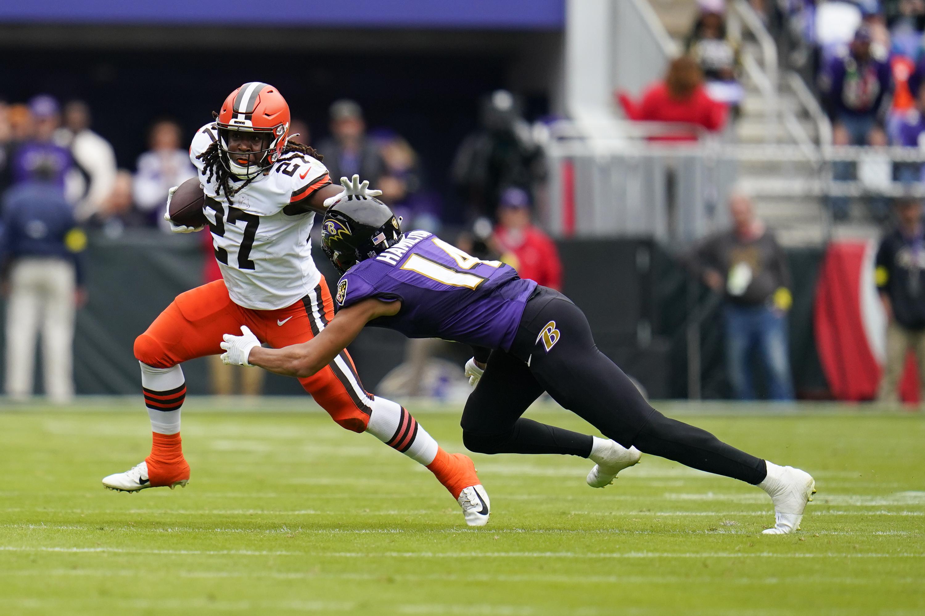 Browns Rb Kareem Hunt Ignores Rumors As Trade Deadline Nears Ap News