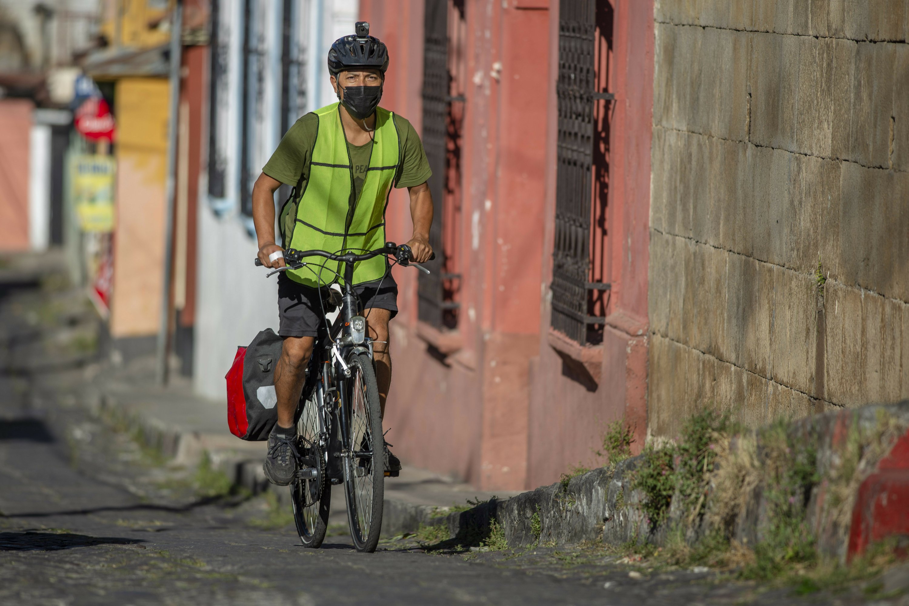 Guatemala combate el hambre cambiando libros por comida para bicicletas