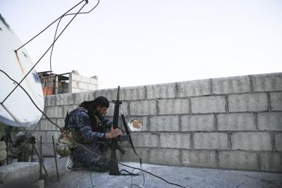 Un soldado cerca de la prisión de Hassakeh en Siria el 25 de enero del 2022.  (Foto AP/Orhan Qereman)