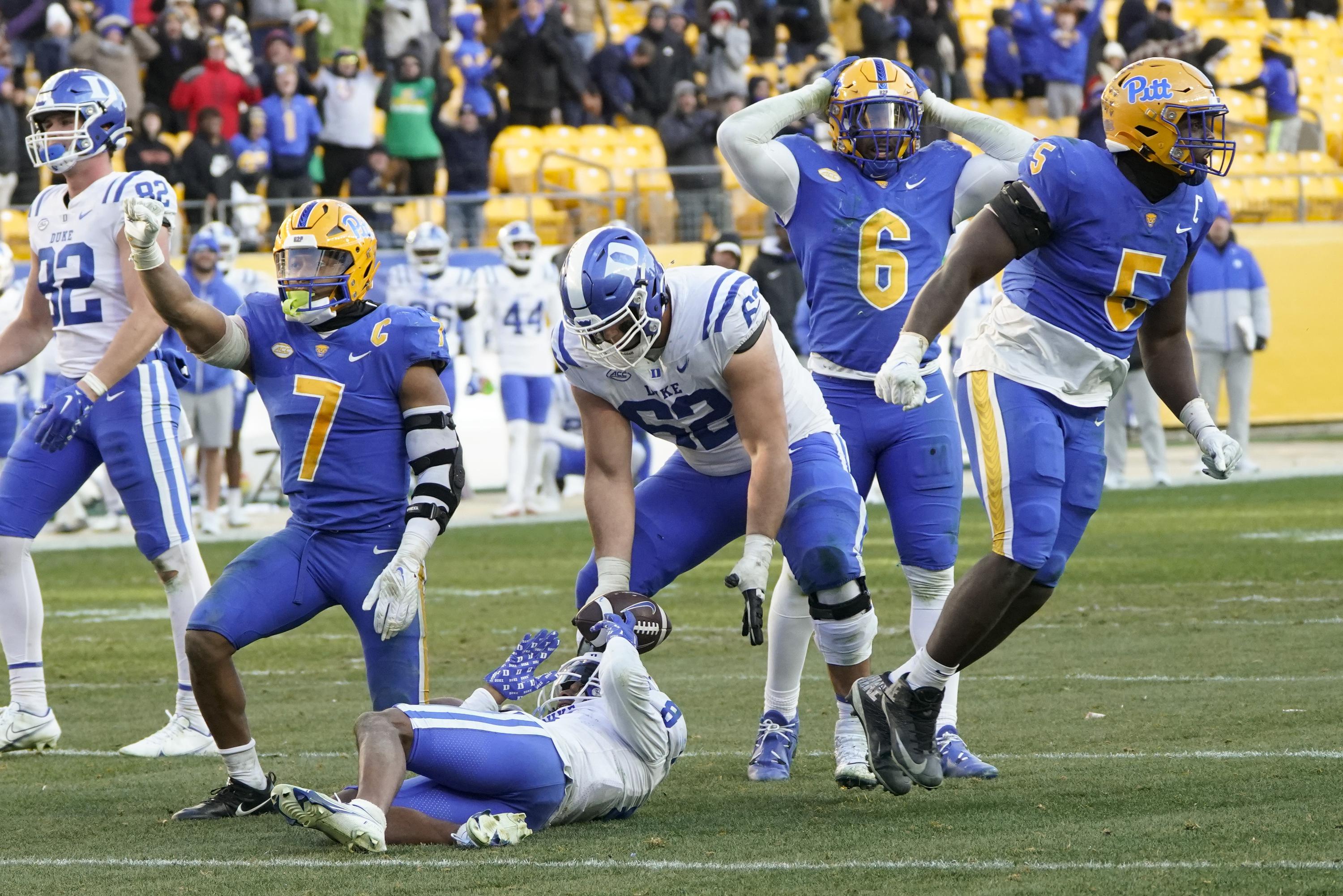 Pitt holds off Duke 2826 for third straight victory AP News