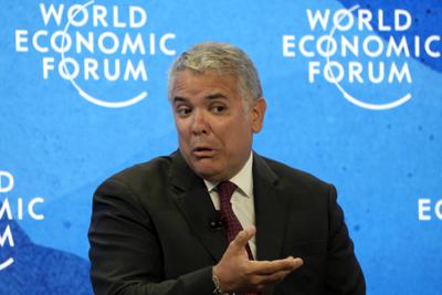 El presidente colombiano Iván Duque conversa durante el Foro Económico Mundial en Davos, Suiza, el martes 24 de mayo de 2022. (AP Foto/Markus Schreiber)