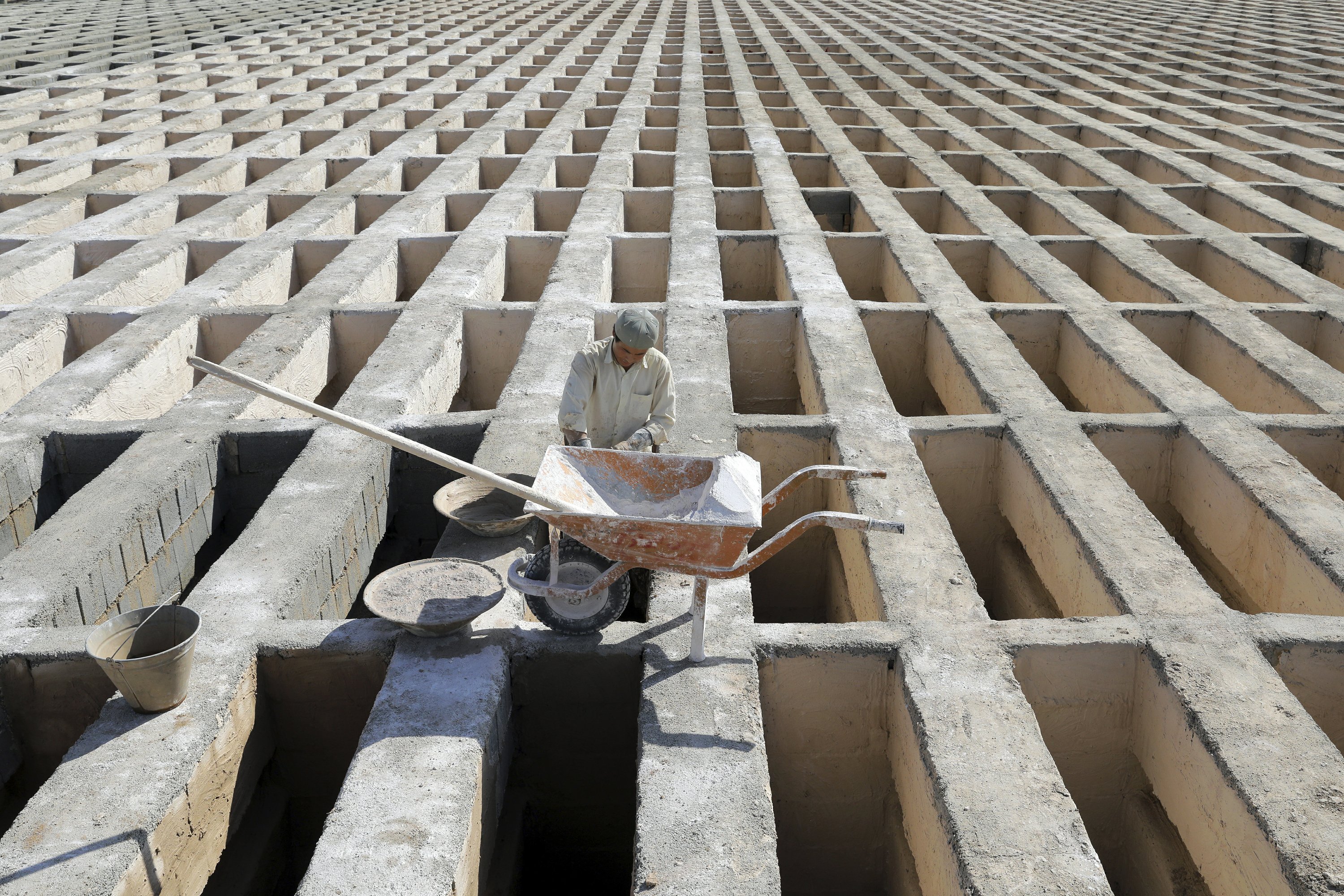 In Iran A Massive Cemetery Struggles To Keep Up With Virus