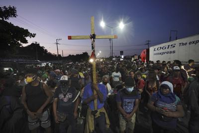 Los migrantes, en su mayoría de América Central, caminan hacia el norte por una carretera costera en las afueras de Huixtla, estado de Chiapas, México, el lunes 25 de octubre de 2021. (AP Foto / Marco Ugarte)