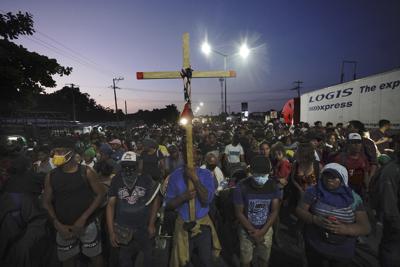 Los migrantes, en su mayoría de América Central, caminan hacia el norte por una carretera costera en las afueras de Huixtla, estado de Chiapas, México, el lunes 25 de octubre de 2021. (AP Foto / Marco Ugarte)