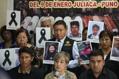 Familiares de manifestantes fallecidos en las protestas muestran fotos de las víctimas en una conferencia de prensa en Lima, Perú, el jueves 23 de febrero de 2023. Perú está en medio de una crisis política mientras los detractores del gobierno piden la renuncia de la presidenta Dina Boluarte y de los miembros del Congreso, después de que el expresidente Pedro Castillo fuera destituido en diciembre y arrestado por intentar disolver el Congreso. (AP Foto/Martín Mejía)