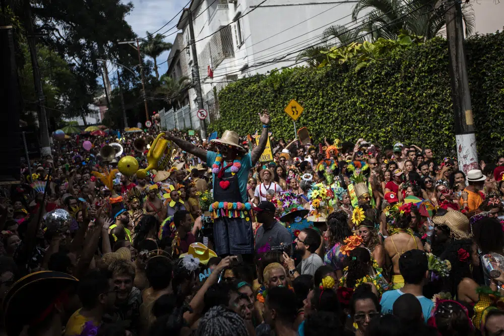 Anilson Costa camina sobre zancos en la fiesta callejera precarnaval del bloco "Ceu na Terra" en Río de Janeiro, 11 de febrero de 2023. El carnaval comienza oficialmente el 17 de febrero. (AP Foto/Bruna Prado)