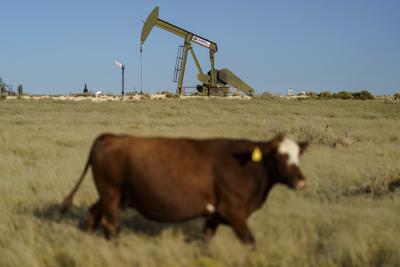 Un campo cerca de Jal, Nuevo México, con instalaciones de petróleo y de metano. Foto del 14 de octubre del 2021. (Foto AP/David Goldman)