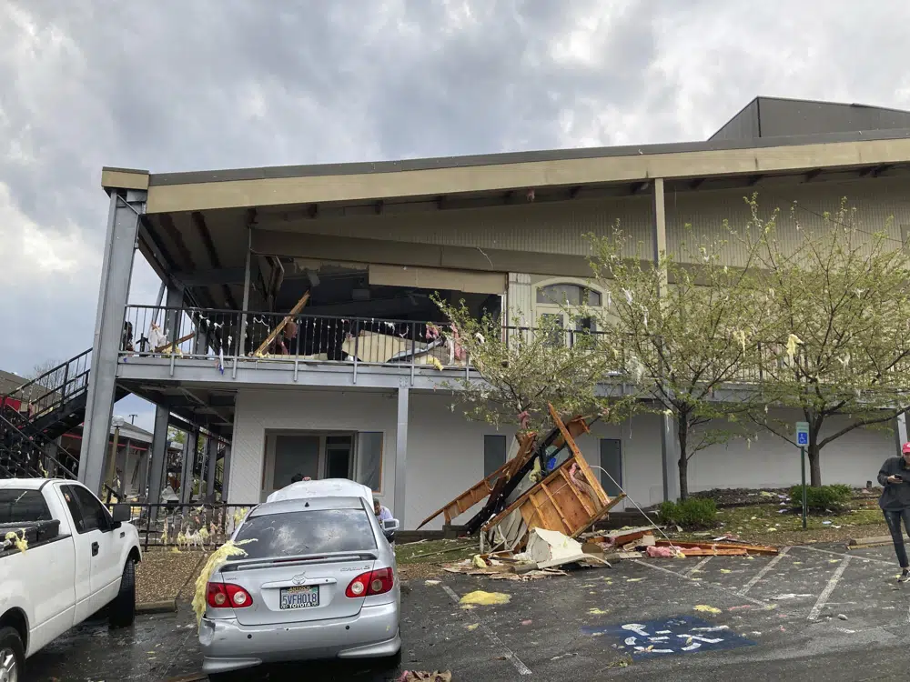 Un edificio dañado después de que una fuerte tormenta arrasara Little Rock, Ark., el viernes 31 de marzo de 2023. (Foto AP/Andrew DeMillo)