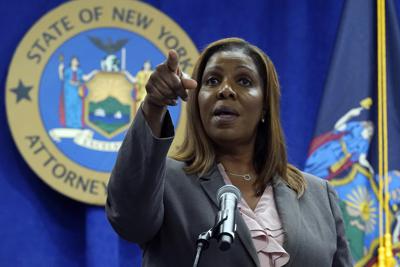 ARCHIVO - La fiscal general de Nueva York, Letitia James, ofrece una conferencia de prensa el viernes 21 de mayo de 2021, en Nueva York. (AP Foto/Richard Drew, archivo)