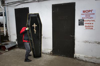 Un trabajador de una funeraria traslada un ataúd para un paciente que murió por COVID-19 en el Hospital Infeccioso número 5 de Nizhny Novgorod, Rusia, el 20 de octubre de 2021. (AP Foto/Roman Yarovitcyn)