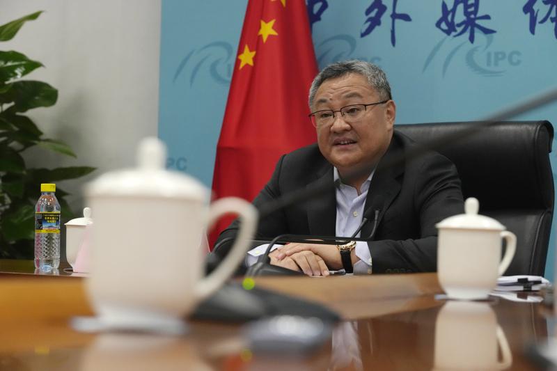 Fu Cong, un director general del Ministerio del Exterior chino, habla en una rueda de prensa para periodistas extranjeros en la cancillería en Beijing, miércoles 25 de agosto de 2021. China se lanzó a la ofensiva el miércoles a la espera de un informe de inteligencia estadounidense sobre los orígenes del coronavirus. El funcionario acusó a Washington de politizar el asunto para echarle la culpa a China. (AP Foto/Ng Han Guan)