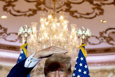 El expresidente Donald Trump observa a la audiencia mientras habla en su finca de Mar-a-Lago durante el día de las elecciones intermedias, el martes 8 de noviembre de 2022, en Palm Beach, Florida. (AP Foto/Andrew Harnik)