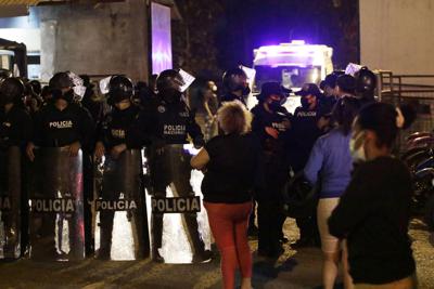 Familiares de reclusos esperan noticias fuera de la penitenciaría Litoral luego de un motín, en Guayaquil, Ecuador, el martes 28 de septiembre de 2021. (AP Foto/Angel DeJesus)