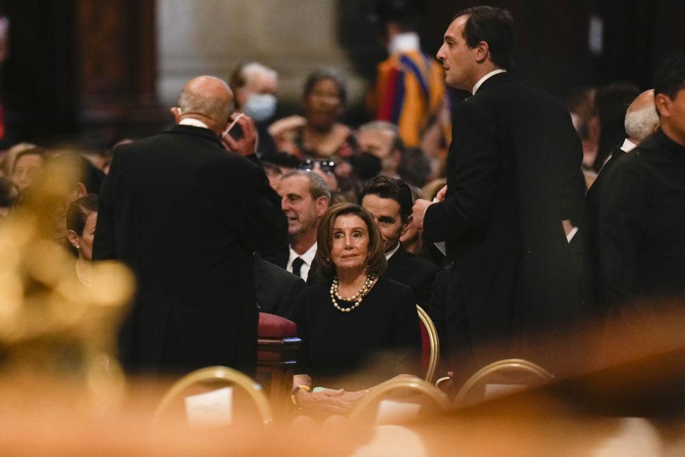 La presidenta de la Cámara de Representantes, Nancy Pelosi, demócrata por California, se sienta en la Basílica de San Pedro en el Vaticano antes de una misa durante la solemnidad de los santos Pedro y Pablo, el miércoles 29 de junio de 2022. (Foto AP/Alessandra Tarantino)