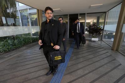 Policías federales abandonan la sede del Ministerio de Educación tras buscar evidencias en conexión con el caso del exministro Milton Ribeiro en Brasilia, el 22 de junio del 2022.  (Foto AP/Eraldo Peres)