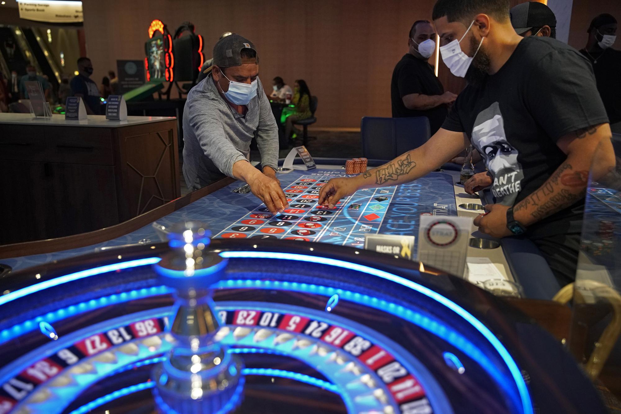 3 Vegas casinos fully opening after 80% worker vaccinations