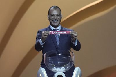 Cafú muestra el cartel de Argentina durante el sorteo de la Copa Mundial de Qatar, el viernes 1 de marzo de 2022, en Doha. (AP Foto/Hassan Ammar)