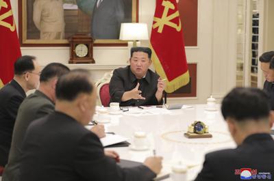 En esta imagen cortesía del gobierno de Corea del Norte, el mandatario norcoreano Kim Jong Un, al centro, asiste a una reunión del partido gobernante, el martes 17 de mayo de 2022, en Pyongyang, Corea del Norte. (Korean Central News Agency/Korea News Service via AP, Archivo)