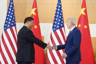 El presidente de Estados Unidos, Joe Biden, a la derecha, estrecha la mano del presidente de China, Xi Jinping, en una reunión en un aparte de la cumbre del G20, el lunes 14 de noviembre de 2022 en Nusa Dua, Bali, Indonesia. (AP Foto/Alex Brandon)