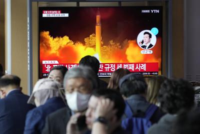 Una pantalla de televisión muestra una imagen de archivo del lanzamiento de un misil norcoreano, durante un noticiero, en la estación de tren de Seúl, en Seúl, Corea del Sur, el 14 de febrero de 2022. (AP Foto/Ahn Young-joon)