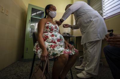 Una mujer embarazada recibe una dosis de la vacuna Abdala cubana contra COVID-19 en una clínica en La Habana, Cuba, el jueves 5 de agosto de 2021. (AP Foto/Ramon Espinosa)