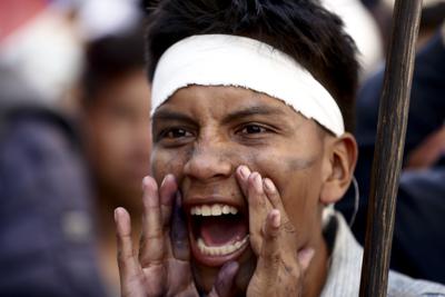 Un manifestante grita durante una protesta en el centro de Quito, Ecuador, el miércoles 22 de junio de 2022. Las protestas de los indígenas que exigen una variedad de cambios, incluida la reducción de los precios del combustible, han paralizado la capital de Ecuador y otras regiones. (Foto AP/Juan Diego Montenegro)