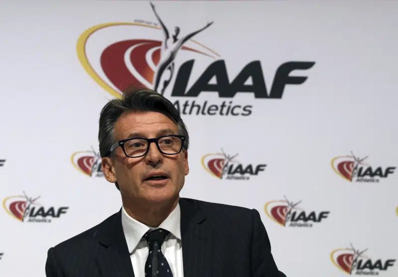 ARCHIVO - El presidente de la federación internacional de atletismo, Sebastian Coe, durante una rueda de prensa, el 17 de junio de 2016, en Viena. El atletismo ha decidido que las atletas transgénero no podrán participar en pruebas internacionales. También acordó nuevas reglas que impedirán competir a Caster Semenya y otras atletas con diferencia de desarrollo sexual. (AP Foto/Ronald Zak)