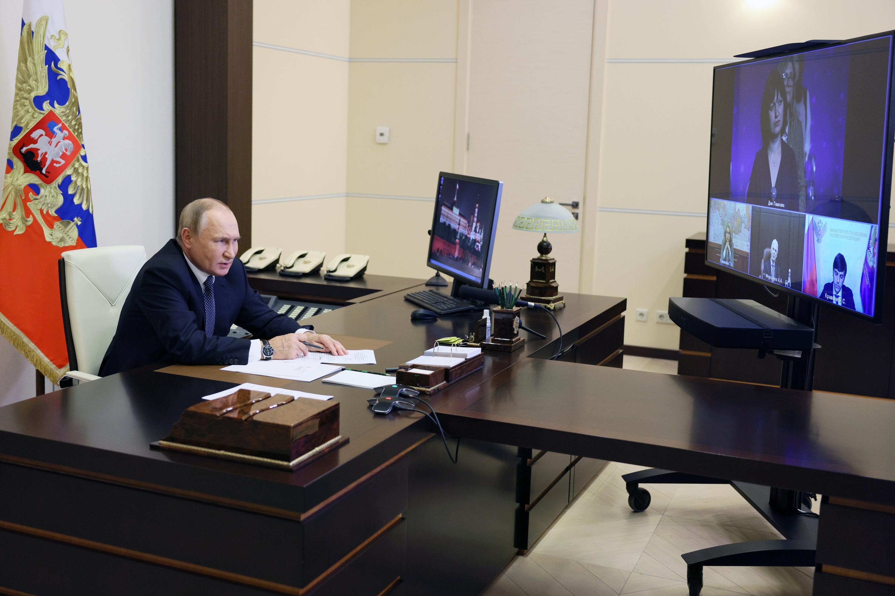 Putin signs annexation of Ukrainian regions as losses mount - The Associated Press - en Español - Tranquility 國際社群