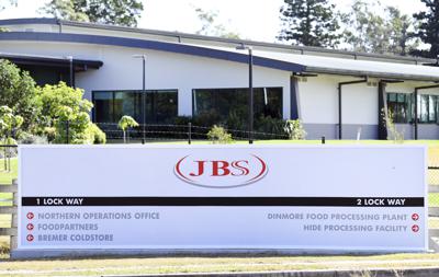 El logotipo de JBS, la mayor empresa de procesamiento de carne del mundo, a la entrada de su planta en Dinmore, al oeste de Brisbane, Australia, el 12 de mayo de 2020 (Dan Peled/AAP Image via AP)
