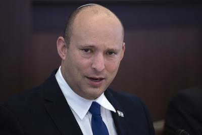 El primer ministro de Israel, Naftali Bennett, preside la reunión semanal del gobierno en Jerusalén, el domingo 27 de junio de 2021. (AP Foto/Maya Alleruzzo, Pool)