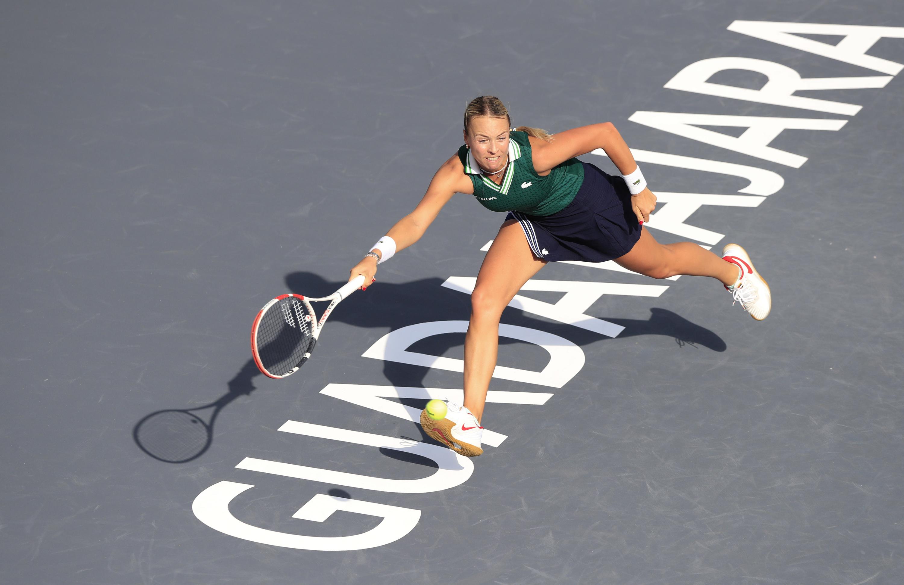 Kontaveitová poráží Krejčíkovou v úvodním zápase finále WTA