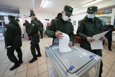 Soldados rusos depositan sus boletas en la elecciones a la Duma, la cámara baja del parlamento de Rusia, y a parlamentos locales, en un centro de votación a las afueras de San Petersburgo, Rusia, el 17 de septiembre de 2021. (AP Foto/Dmitri Lovetsky)